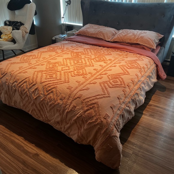 Distinctly home Queen Duvet cover and fitted bed sheets - Picture 4 of 5